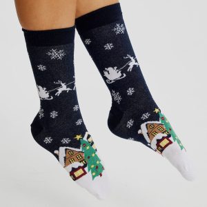 Årets julesweater: Santa Claus Is Coming To Town Socks Navy. Ugly Christmas Sweater lavet i Danmark