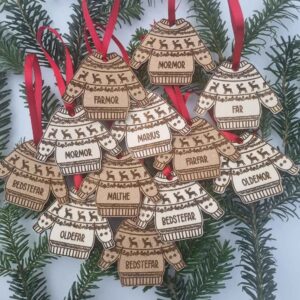 Personlig julesweater julekugle i træ med navn - Birkefiner